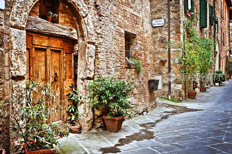 在托斯卡纳村，Val d'Orcia有木门的古老小巷